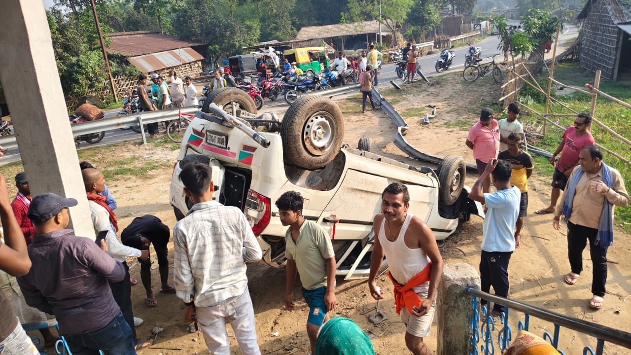 वन विभाग का वाहन घर में घुसा, पांच जख्मी