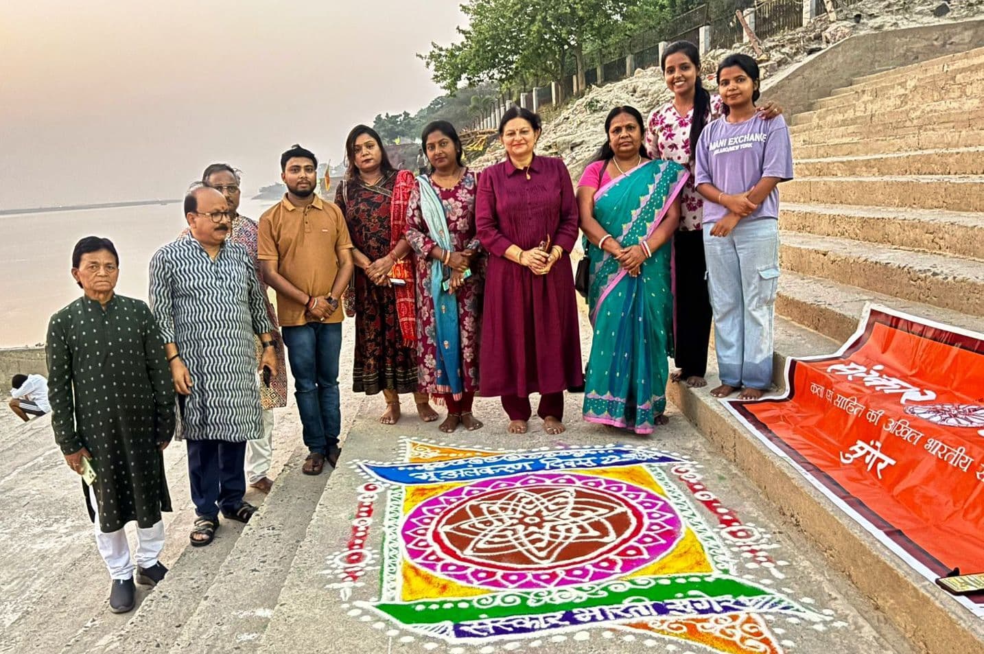 रंगोली बना पृथ्वी को सुंदर बनाने व जल संरक्षण का लिया संकल्प