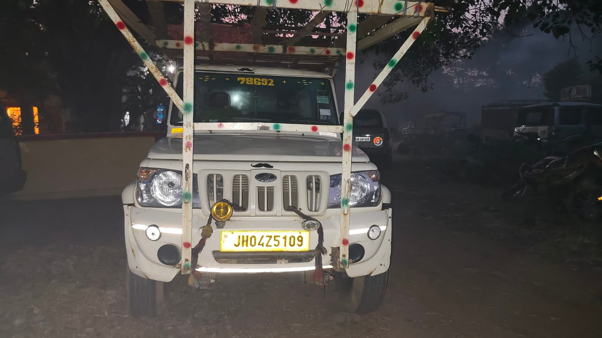 पालोजोरी : आठ मवेशी से भरा पिकअप जब्त, पशु क्रूरता का खुलासा