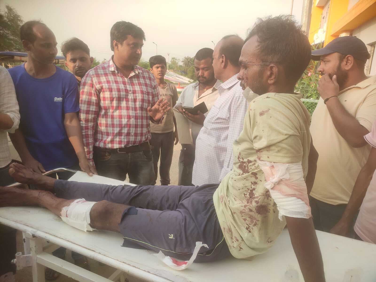 टोटो व बाइक की टक्कर में आठ लोग जख्मी, रेफर