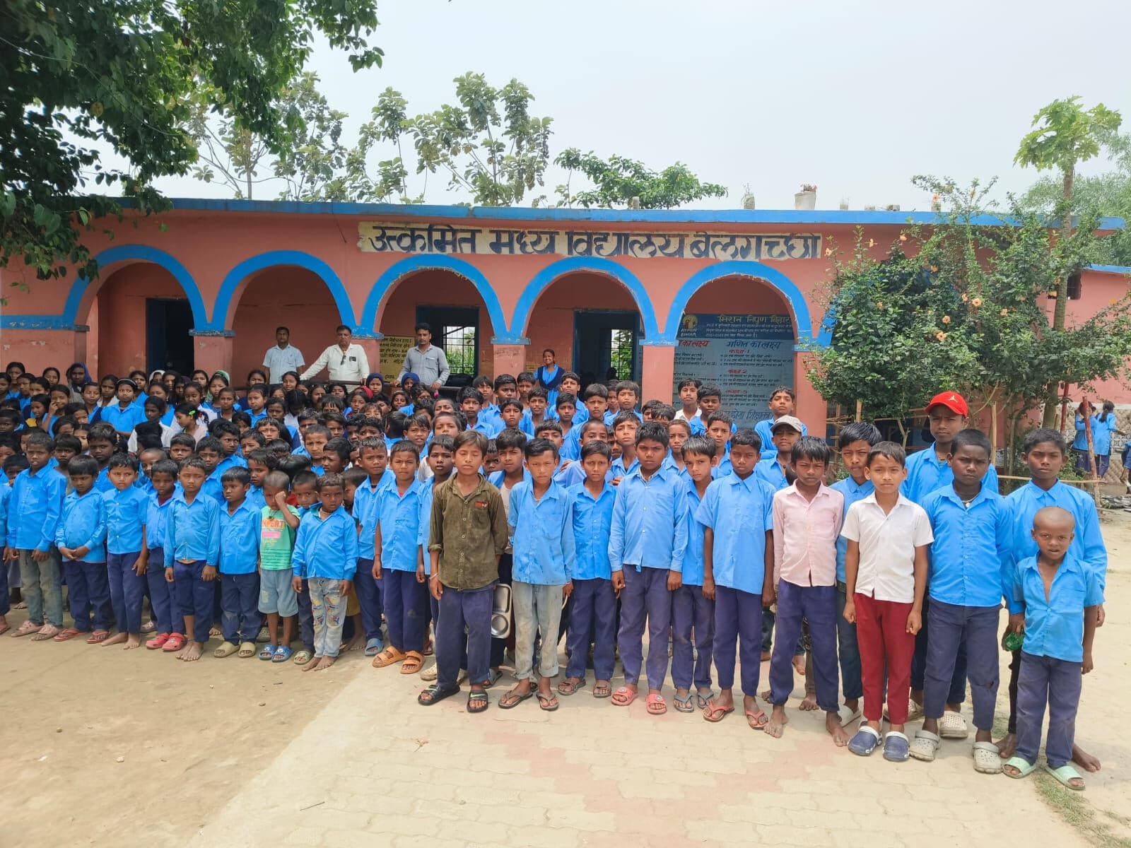 दो कमरों के भरोसे 287 छात्र, पेड़ के नीचे पढ़ने को मजबूर