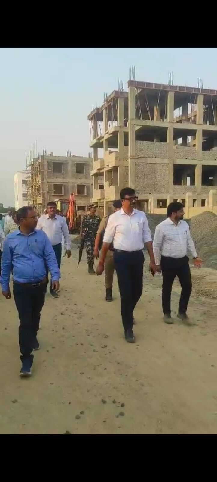 आवासीय विद्यालय निर्माण कार्य का डीएम ने लिया जायजा