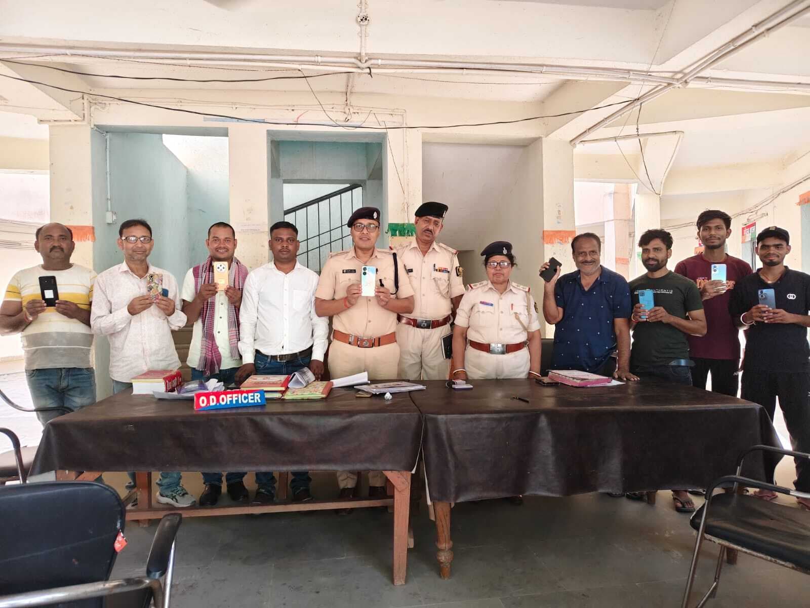 पुलिस ने नौ मोबाइलों को वास्तविक धारक को लौटाया