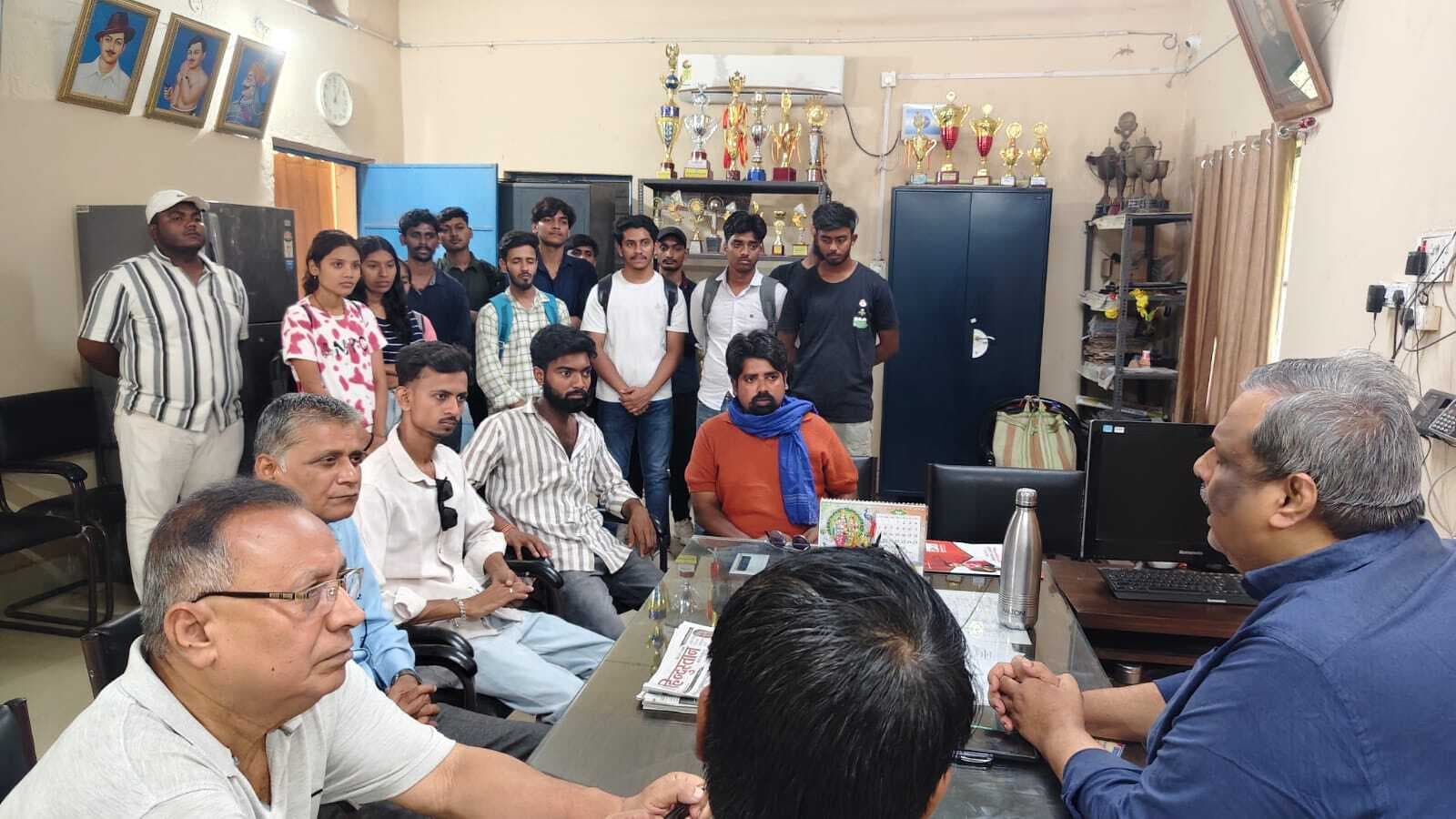 इंटर्नशिप कराने को लेकर हो रही गड़बड़ी के आशंका पर एनएसयूआई ने प्राचार्य को घेरा