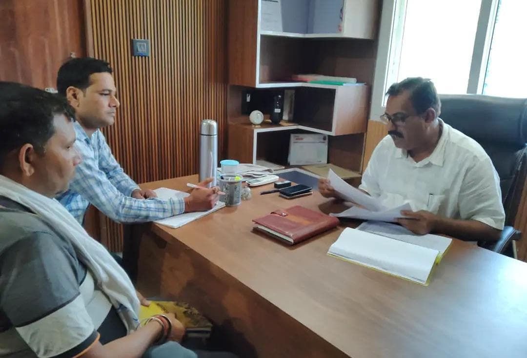 पीएम आवास योजना के लंबित कार्यों पर चौथम बीडीओ सख्त, शीघ्र पूर्ण करने का निर्देश