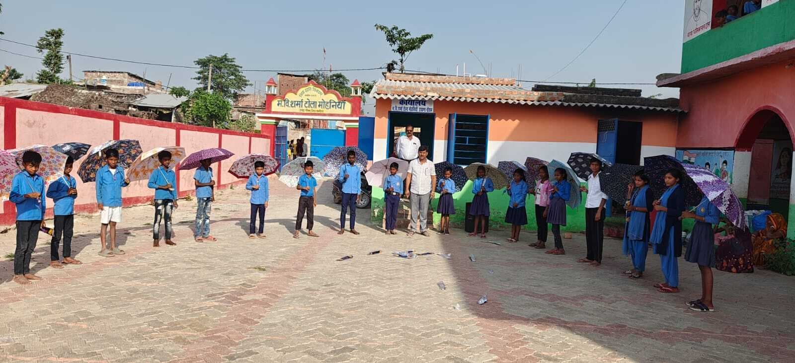 भीषण गर्मी में हेडमास्टर ने बच्चों के बीच छाता बांटकर दिखाई मानवता