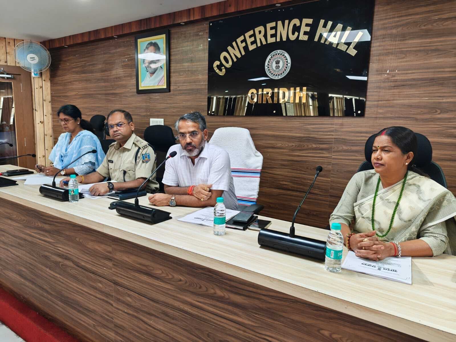 Giridih News :गर्मी से निबटने के लिए सभी विभाग समन्वय स्थापित कर करें काम : डीसी