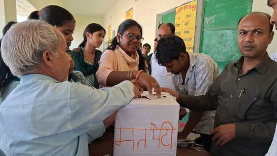 नयानगर स्कूल में ‘बाल संसद’ का गठन, बच्चों ने मतदान कर चुनी अपनी सरकार