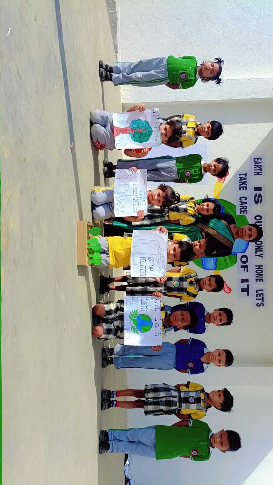 Giridih News :पारसनाथ कॉलेज में छात्राओं ने किया पौधरोपण