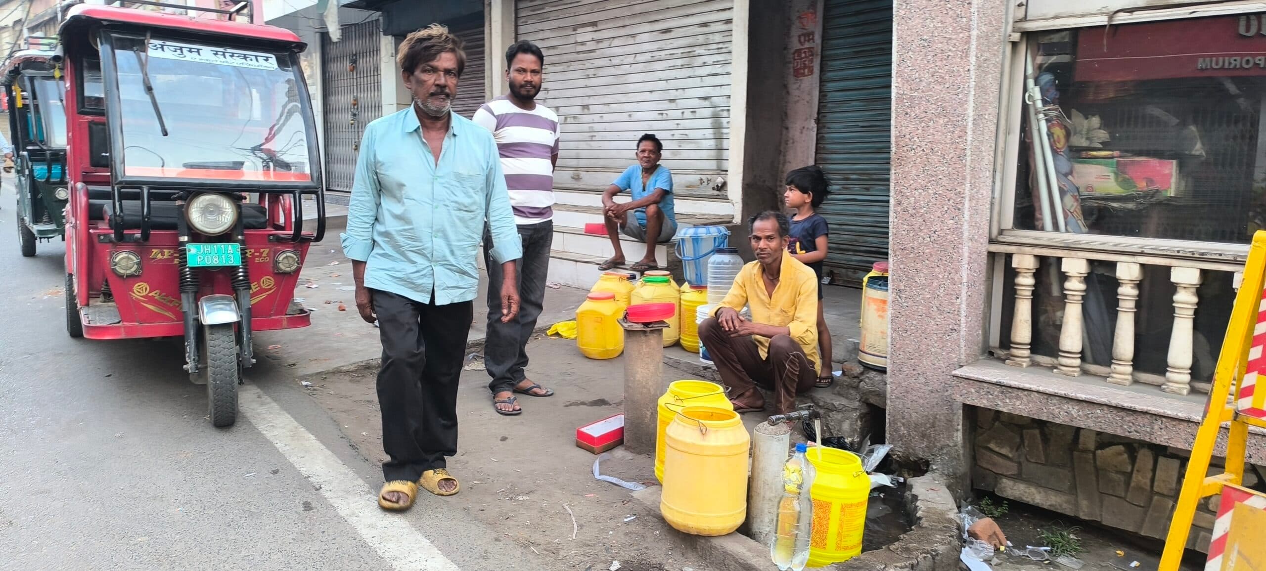 Giridih News :प्रचंड गर्मी में पानी के जुगाड़ में लोगों का छूट रहा पसीना