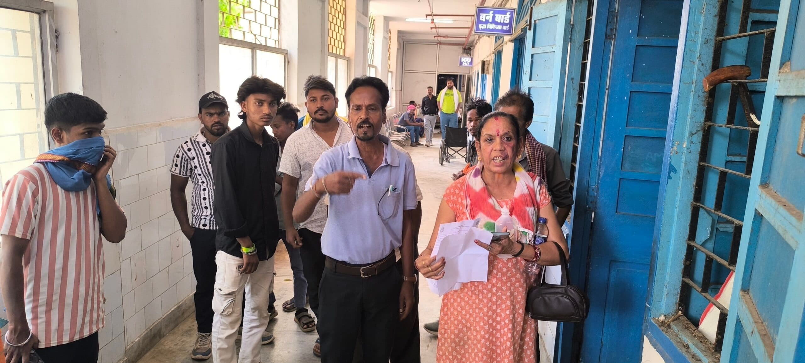 Giridih News :मरीज को एक्सपायरी स्लाइन चढ़ाने का आरोप, हंगामा