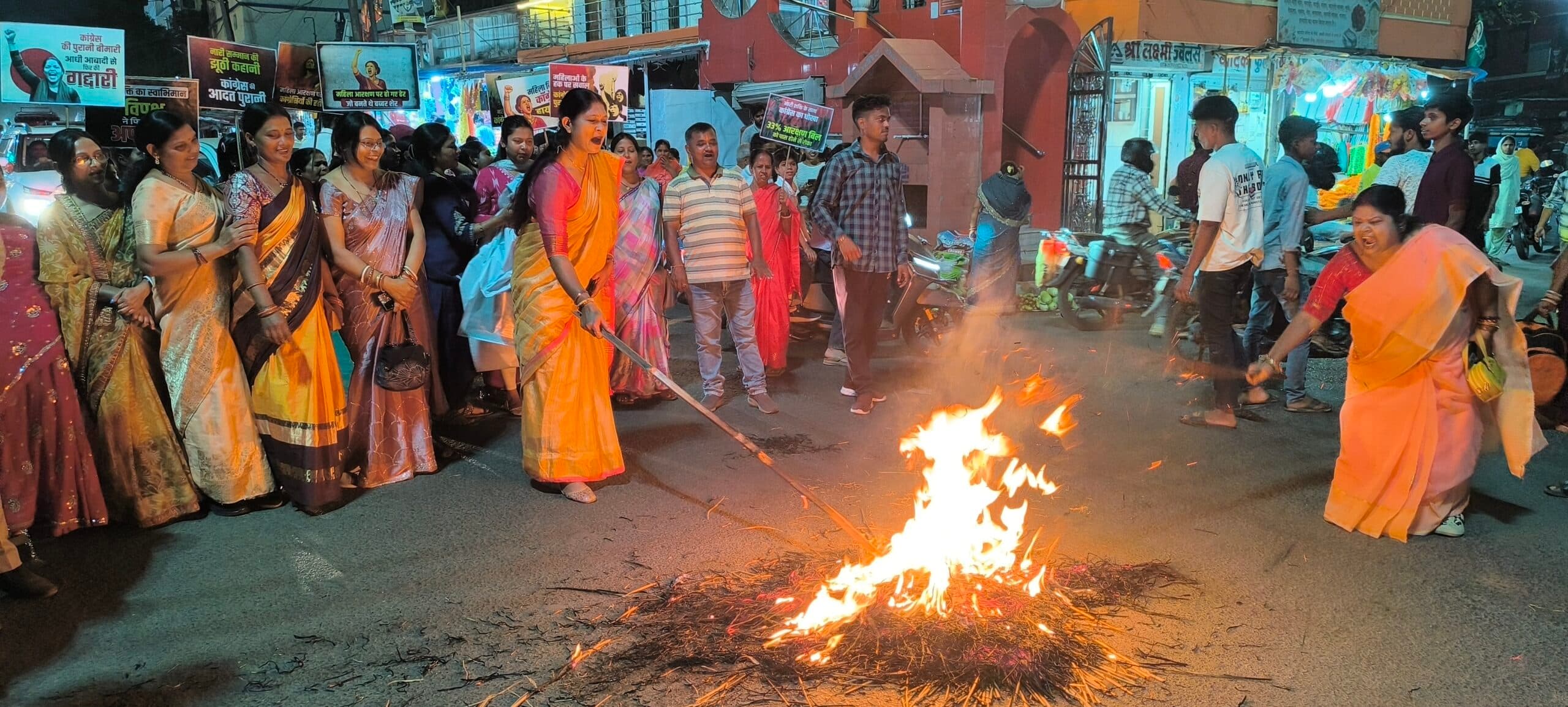Giridih News :महिलाओं के अधिकारों पर वार, कांग्रेस है जिम्मेदार : प्रो विनीता