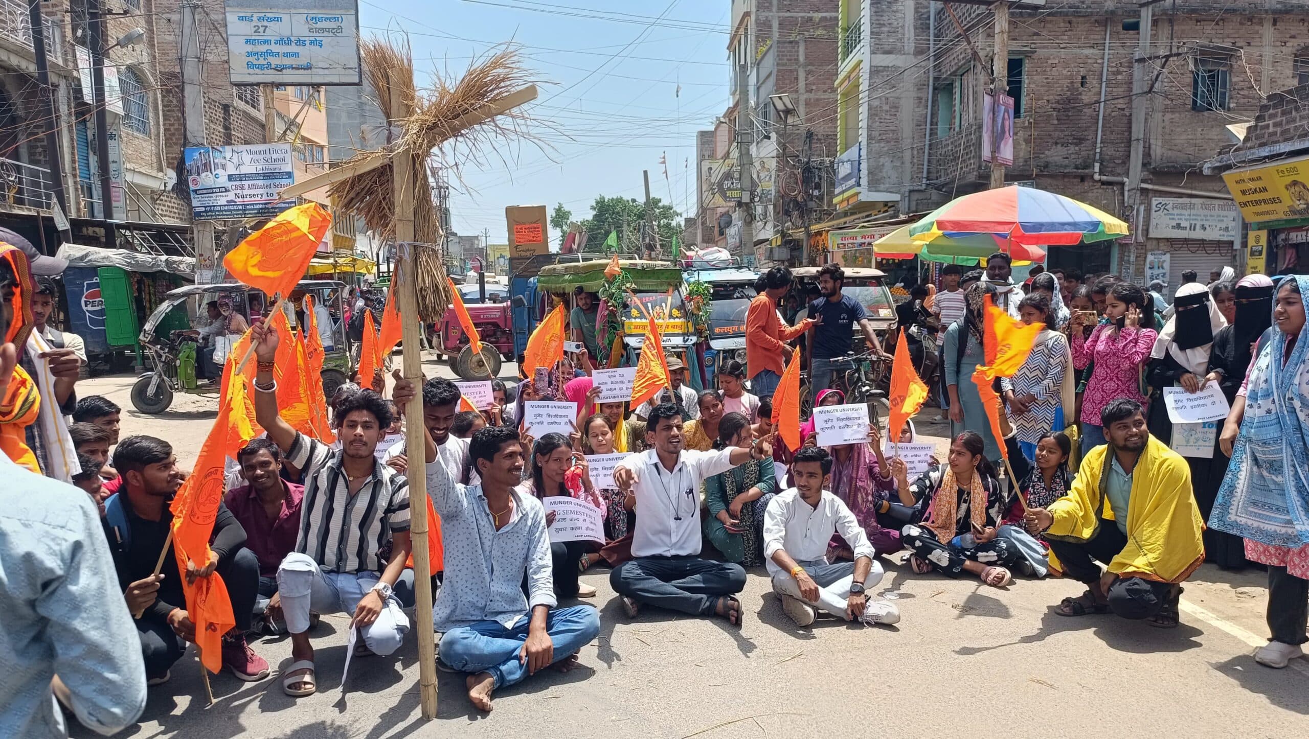 सेमेस्टर-1परीक्षा परिणाम में छात्रों को अनुपस्थित करने पर प्रदर्शन