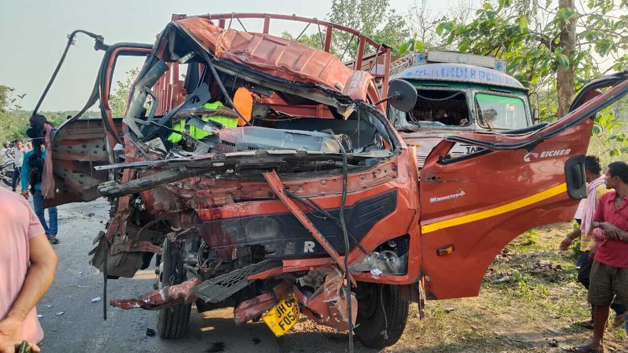 Bokaro News : सड़क दुर्घटना में दो चालकों की मौत, आधा दर्जन लोग घायल
