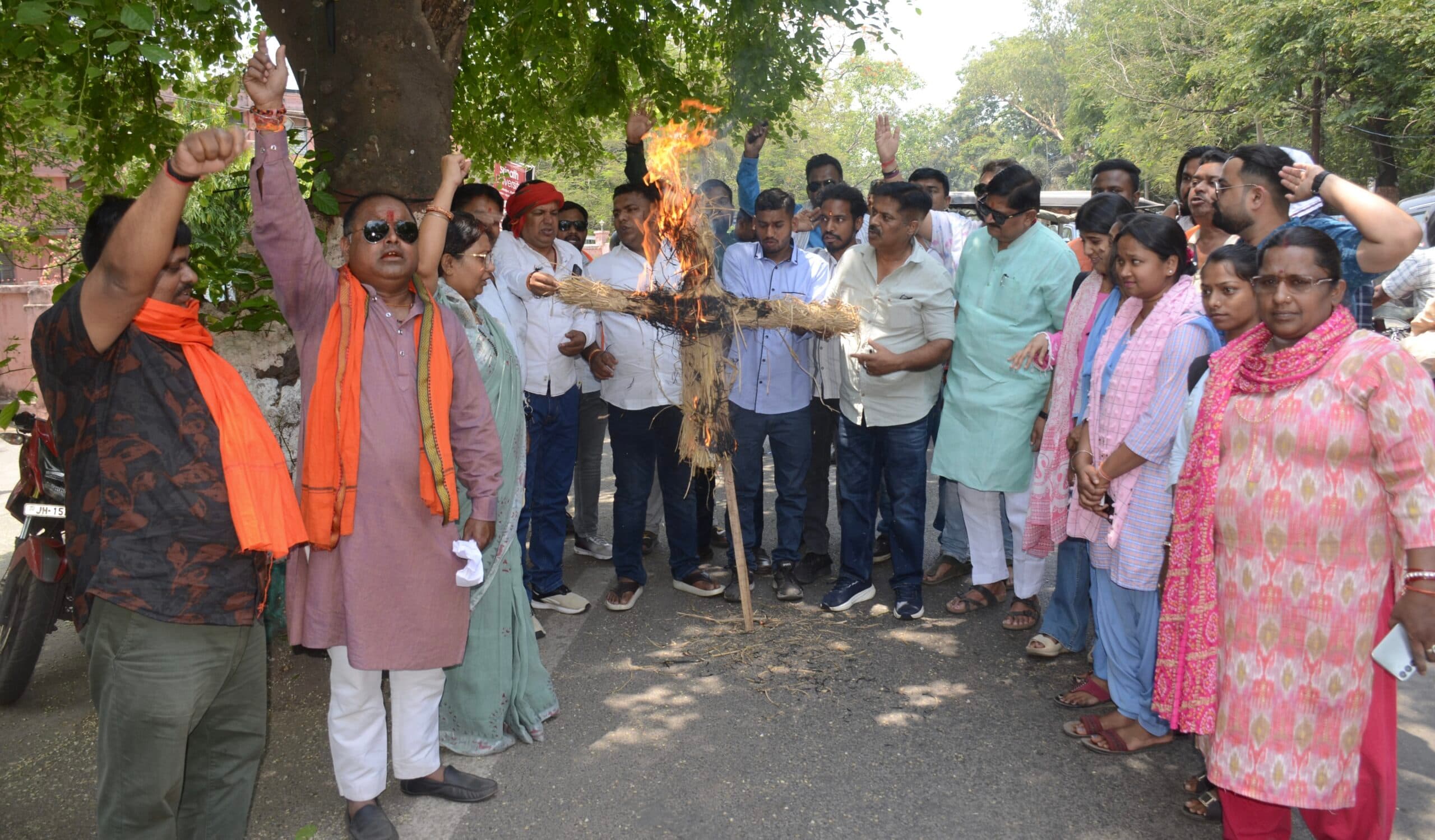 Dhanbad News: नारी शक्ति अधिनियम के विरोध पर भाजयुमो ने विपक्षी दलों का पुतला फूंका