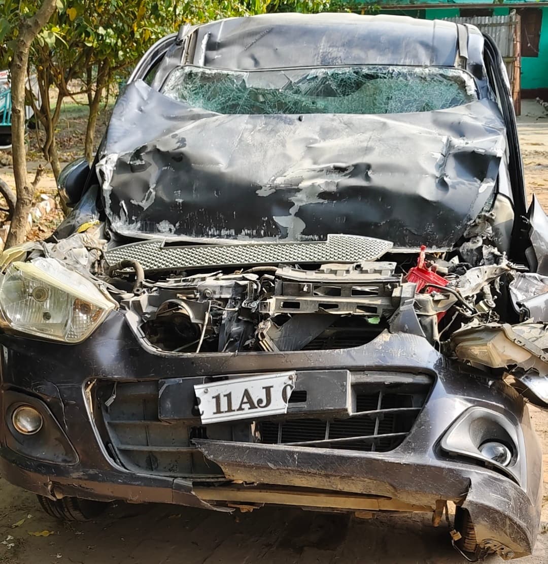 कार ने खड़े ट्रैक्टर में मारी टक्कर, खगड़िया के दो युवक गंभीर रूप से घायल