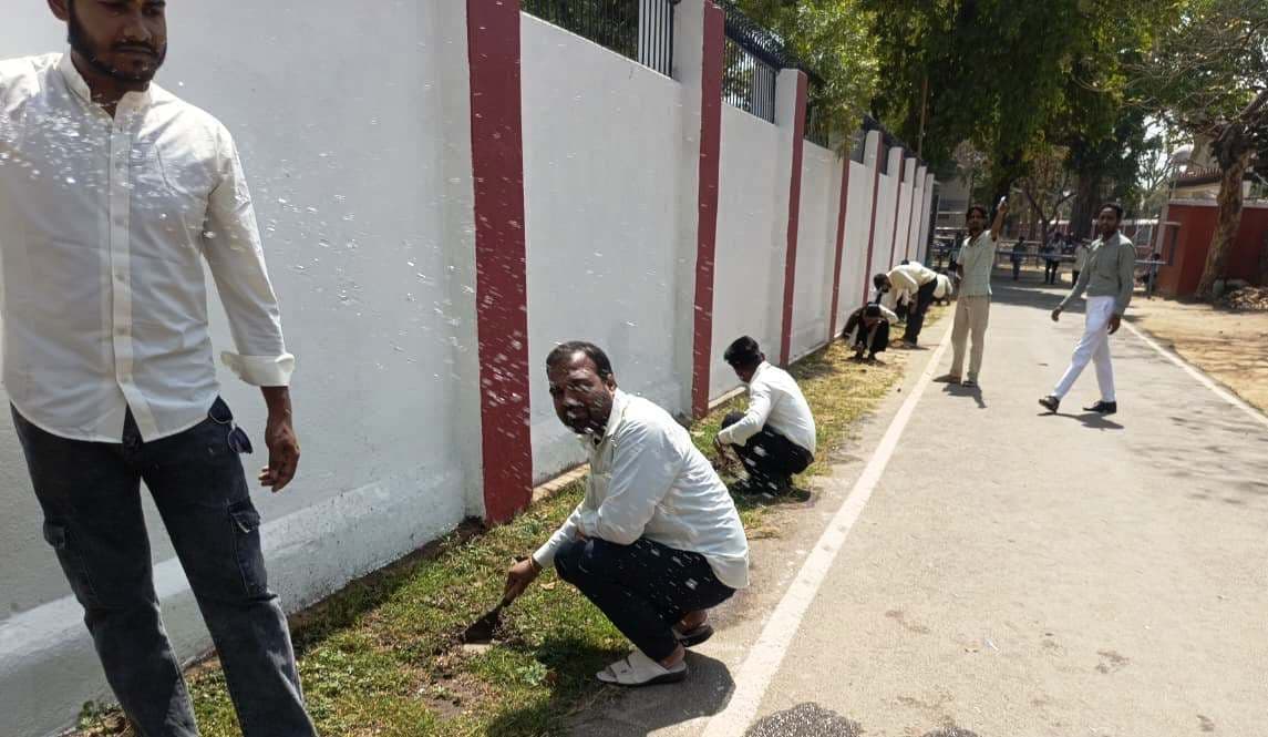 स्वयंसेवकों ने किया वृक्षारोपण