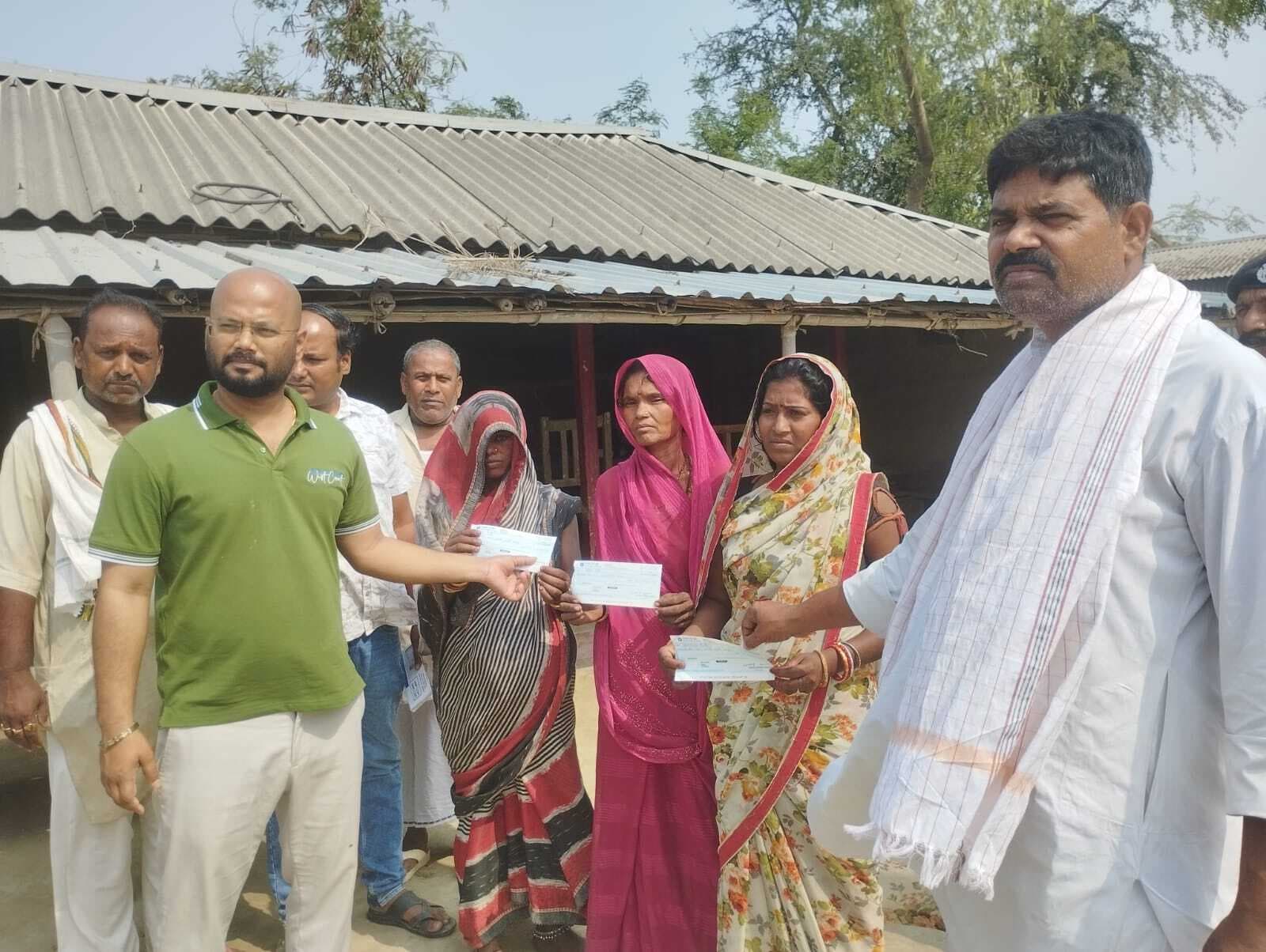 मृतक बच्चियों के परिजनों को मिला चार-चार लाख चेक