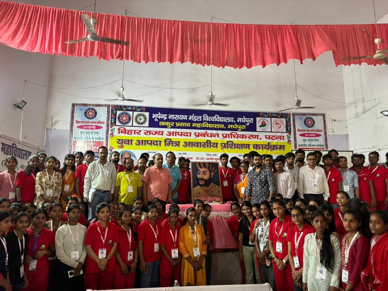 बाबू वीर कुंवर सिंह के 249 वीं जयंती पर टीपी कॉलेज प्राचार्य ने किया पुष्पांजलि अर्पित