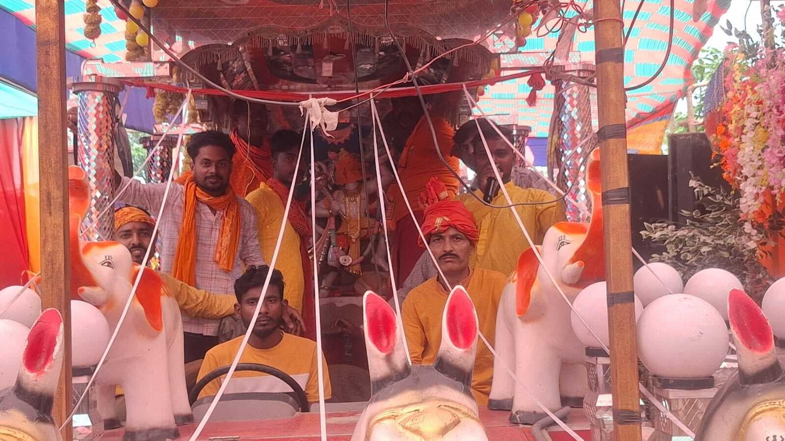 मंदिर में धार्मिक अनुष्ठान का आयोजन