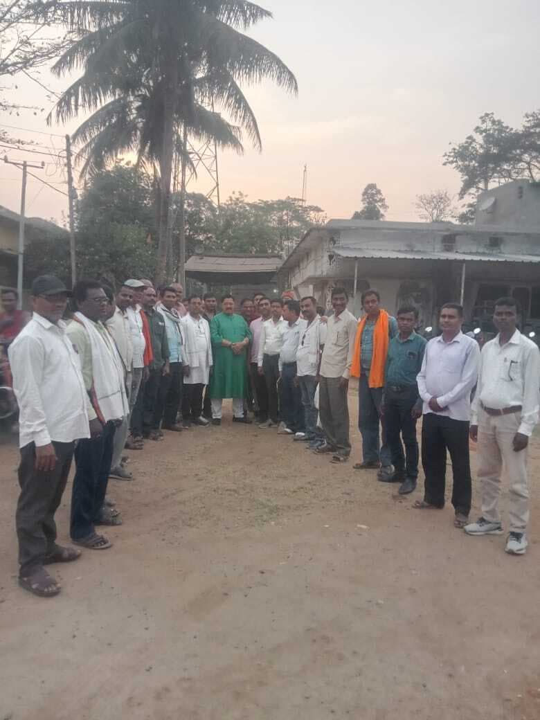 Deoghar news : विधायक चुन्ना सिंह के आवास का घेराव कर सहायक अध्यापकों ने किया धरना- प्रदर्शन