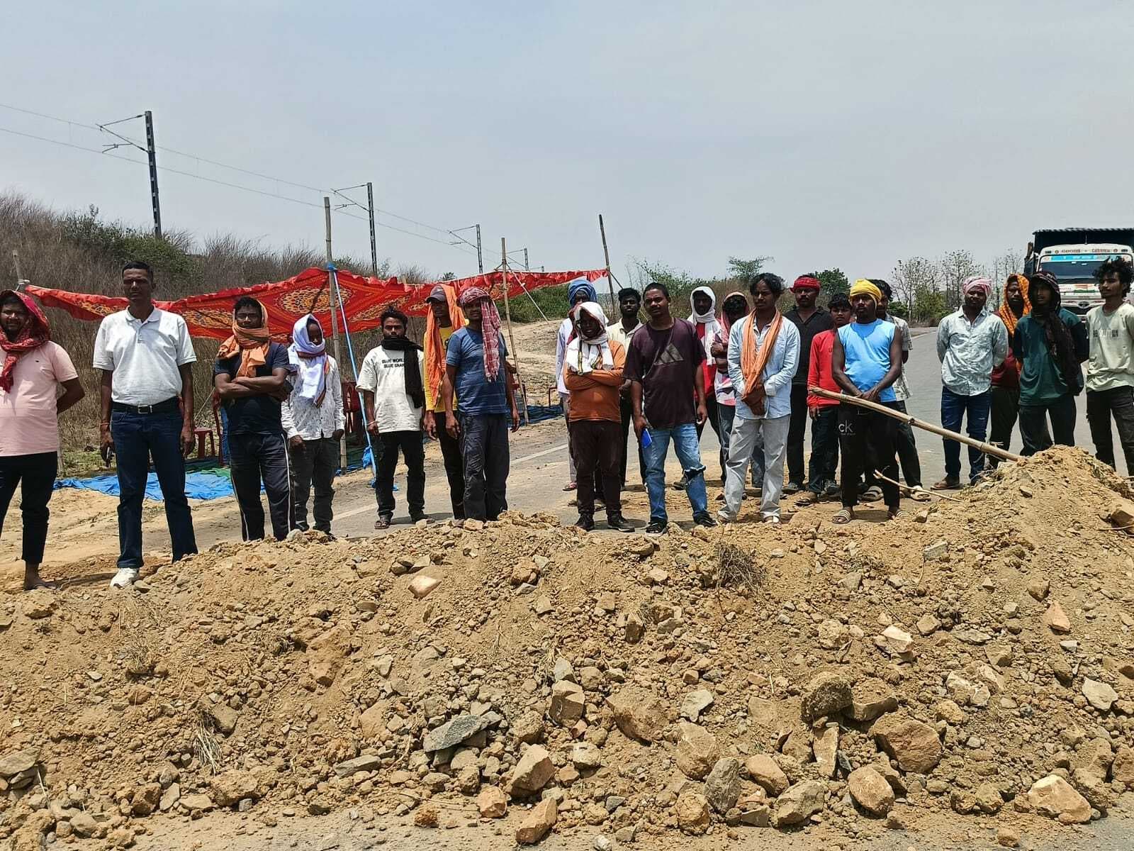 मुआवजे की मांग को लेकर 32 घंटे से पिपरवार-टंडवा मार्ग जाम