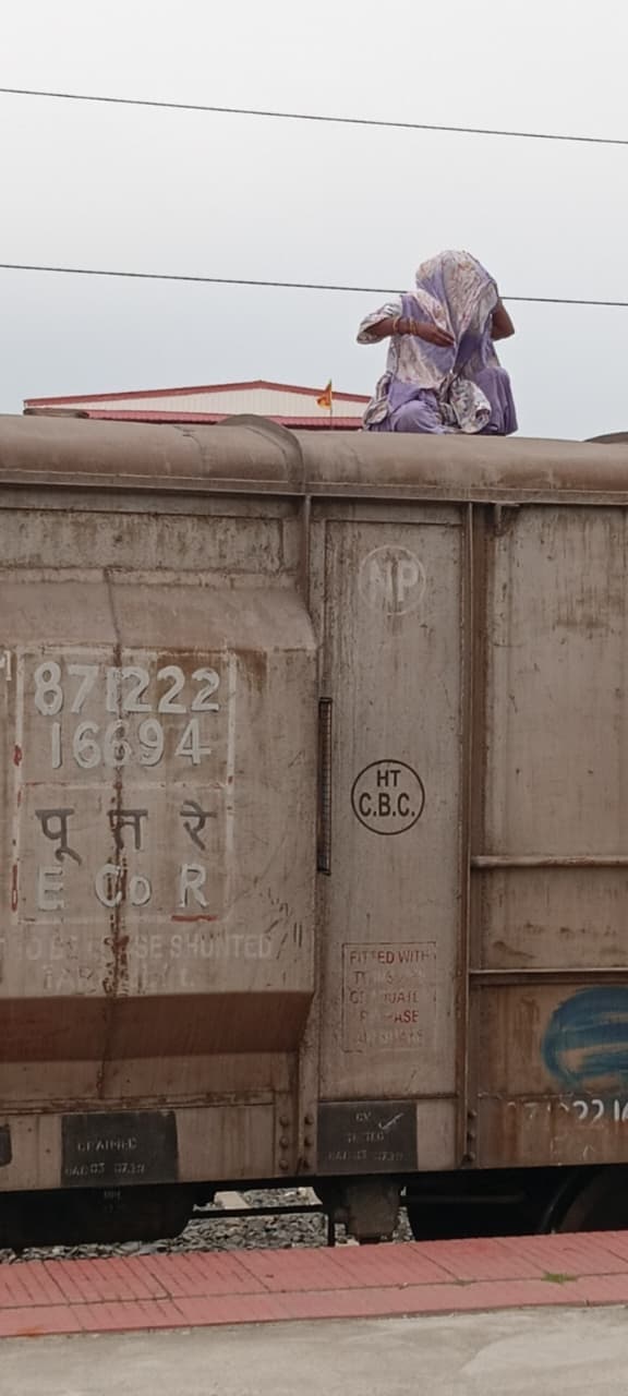 फारबिसगंज रेलवे स्टेशन पर मालगाड़ी की छत पर चढ़ी महिला, मची अफरा-तफरी