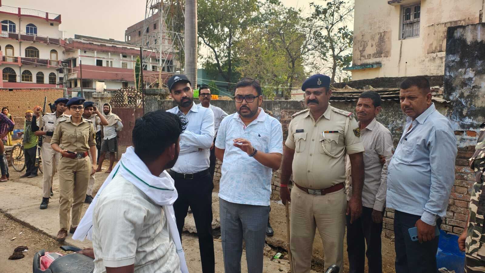 अवैध वसूली के खिलाफ छापेमारी में पांच गिरफ्तार