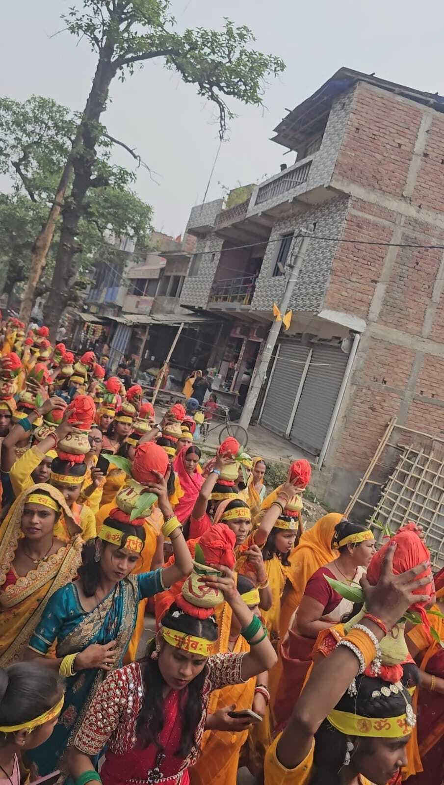 गायत्री महायज्ञ को लेकर निकाली गयी भव्य कलश शोभा यात्रा