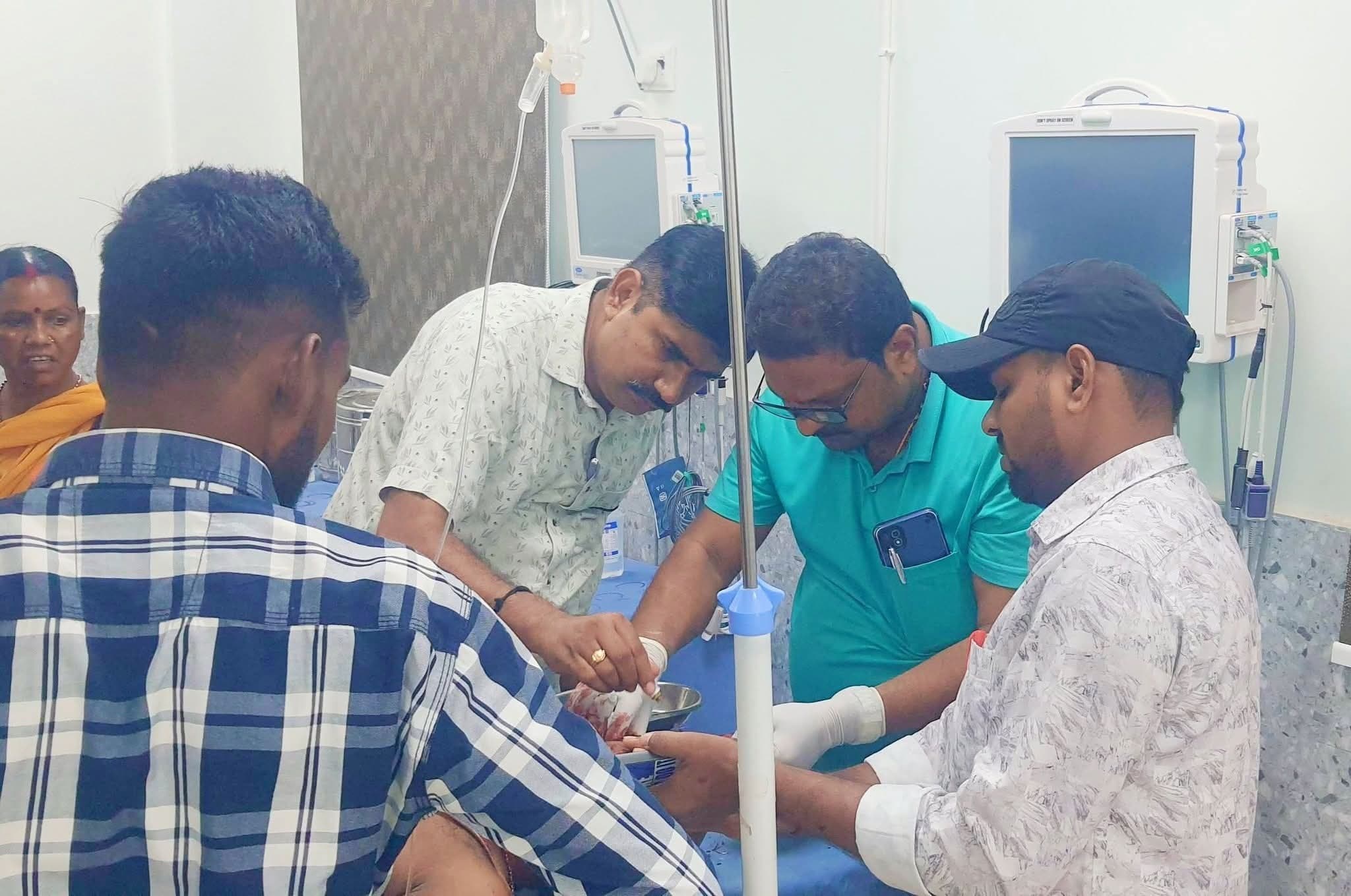 बाइक सवार युवक को चाकू व रॉड से प्रहार कर किया घायल, देवघर रेफर