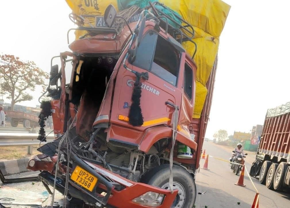 कंटेनर ने सड़क किनारे खड़े ट्रक में पीछे से मारी टक्कर, चालक की मौत, खलासी घायल