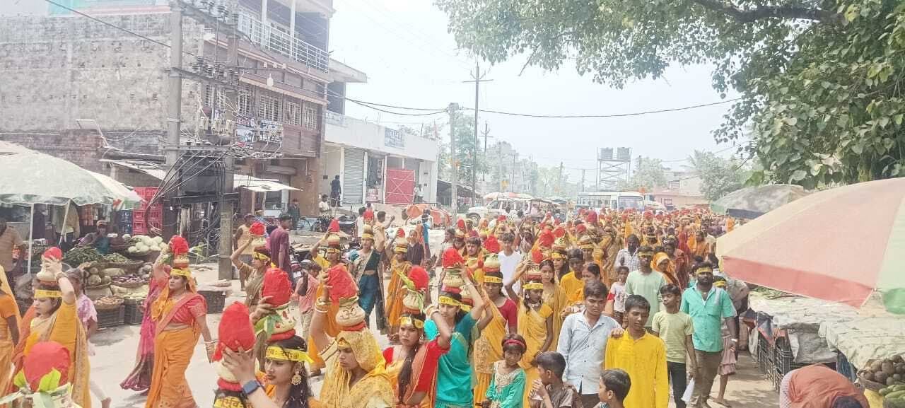 तीन दिवसीय 24 कुंडीय शक्ति संवर्धन गायत्री महायज्ञ के शुभारंभ को लेकर निकली कलश शोभा यात्रा