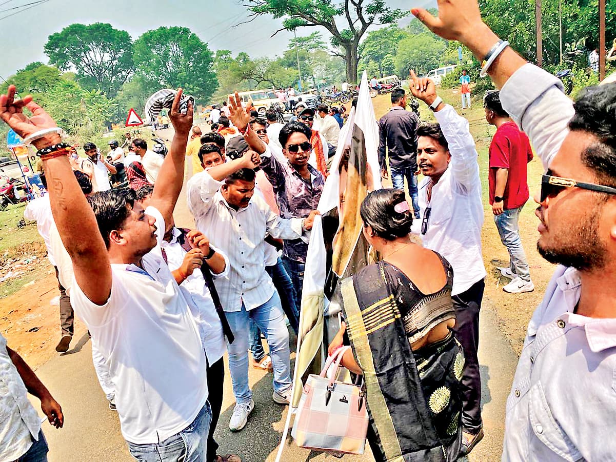 Rourkela News: भाजपा महिला व युवा मोर्चा ने घेरा कांग्रेस कार्यालय, राहुल गांधी का पोस्टर फाड़ा