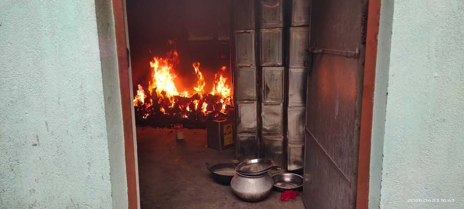 Dhanbad News: स्नैक्स फैक्ट्री में लगी आग, लाखों का नुकसान