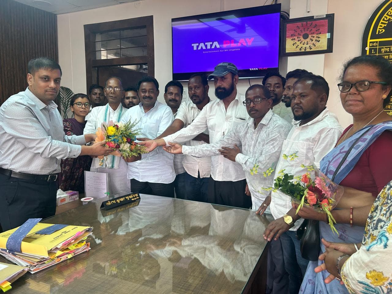 डीसी-एसपी से मिले जिले के झामुमो पदाधिकारी