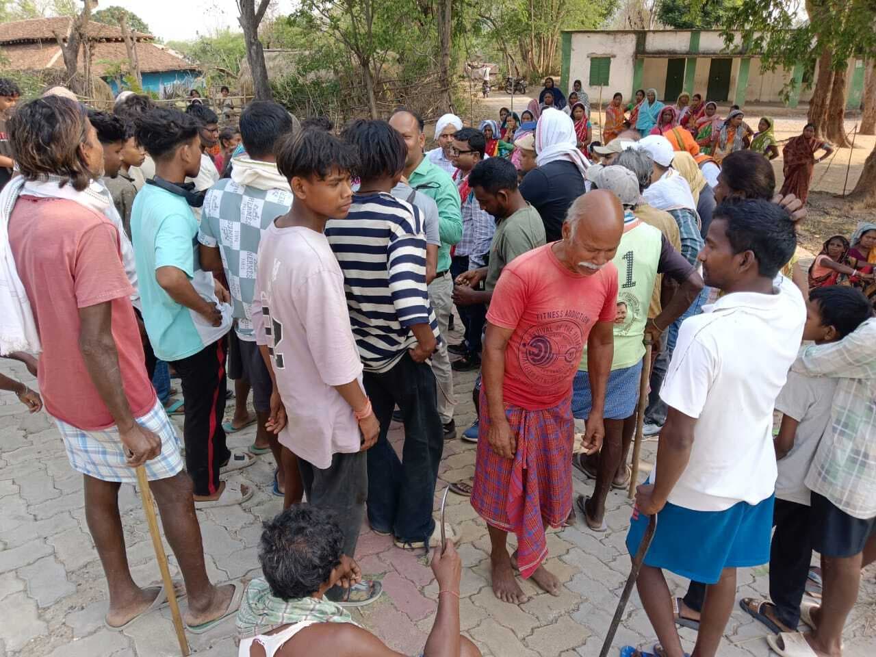 रायसा जलाशय परियोजना के विरोध में उतरे ग्रामीण, सभा की