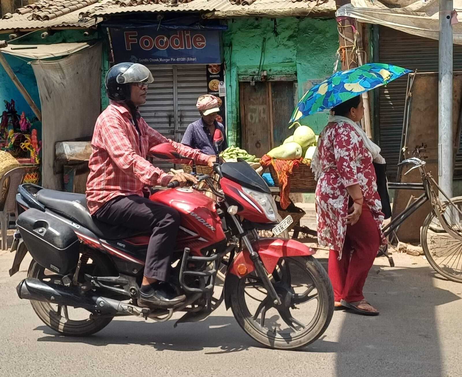 तीखी धूप में झुलस रहे मुंगेरी, एसी कमरे में आराम फरमा रहा नगर प्रशासन