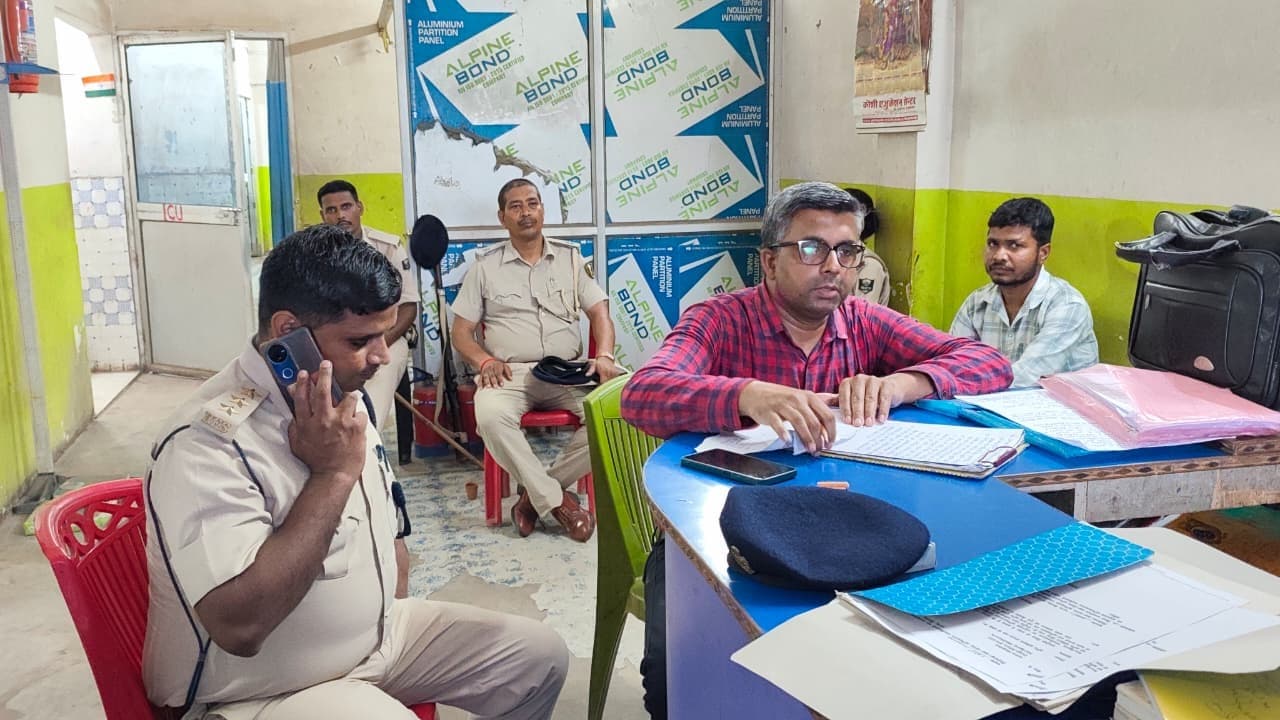 लोटस हॉस्पिटल में छापेमारी, अवैध नशीली दवाएं व शराब बरामद