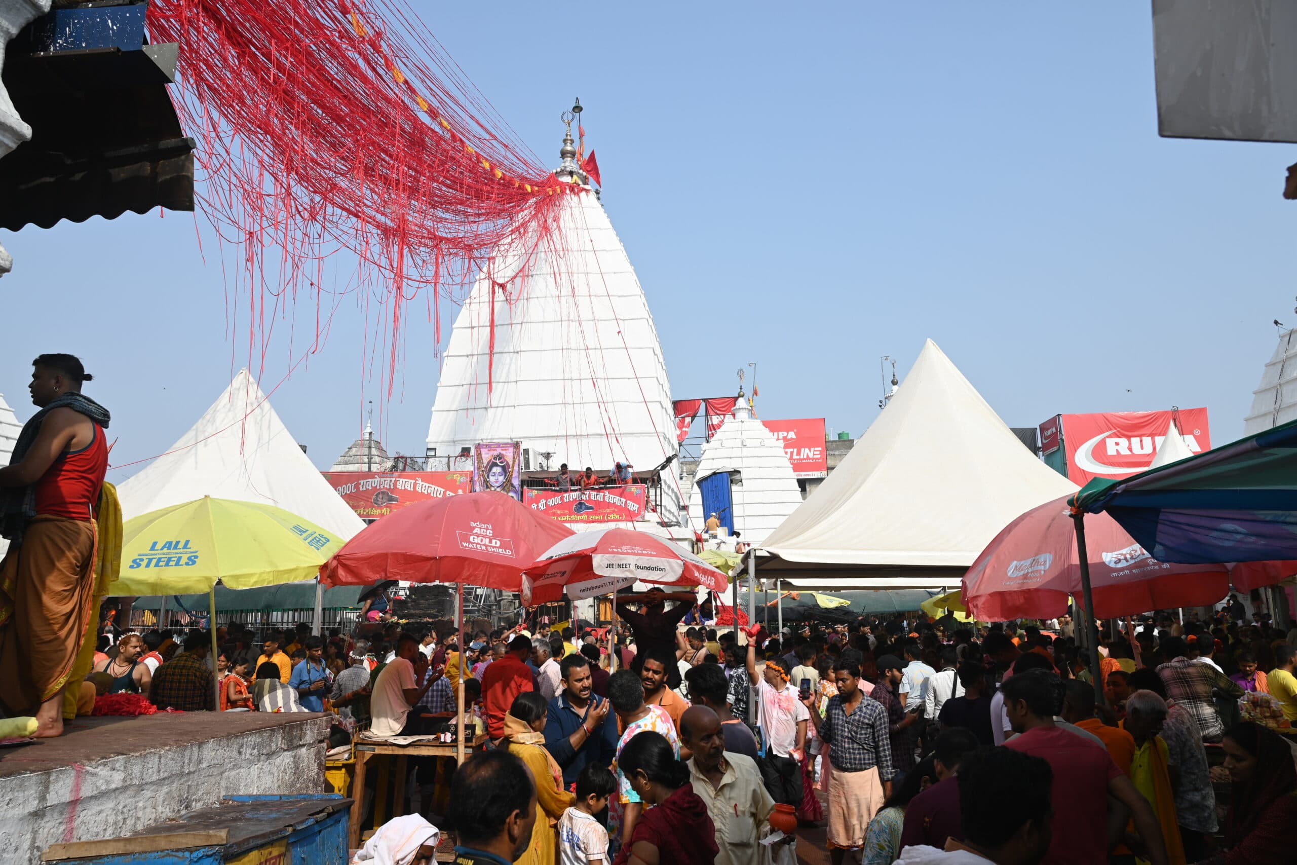 Deoghar News : बाबा मंदिर में कड़ी धूप में घटी आम कतार, कूपन व्यवस्था का दिखा क्रेज