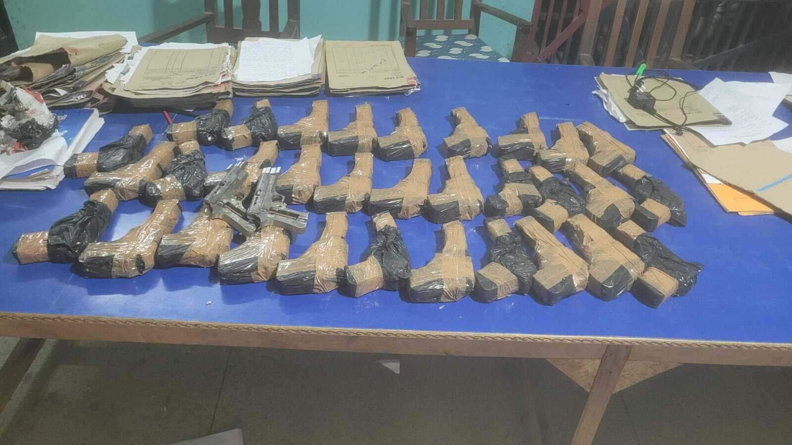 अर्धनिर्मित पिस्टल के साथ चालक गिरफ्तार, चार पर मामला दर्ज