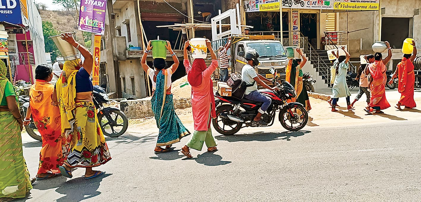 सिहाड़ी मुहल्ले में पानी ढोने के चक्कर में बच्चों की छूट रही पढ़ाई