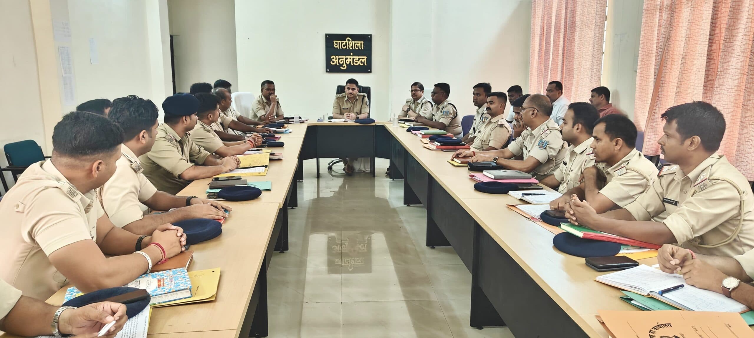 East Singhbhum News : थानों में अनुशासन, पारदर्शिता व त्वरित कार्यवाही करें, ताकि आम लोगों को बेहतर सेवा मिले : एसपी