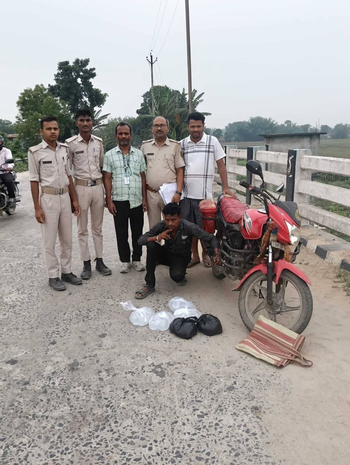 उत्पाद विभाग की कार्रवाई में छह गिरफ्तार, 103 लीटर शराब व पांच बाइक जब्त