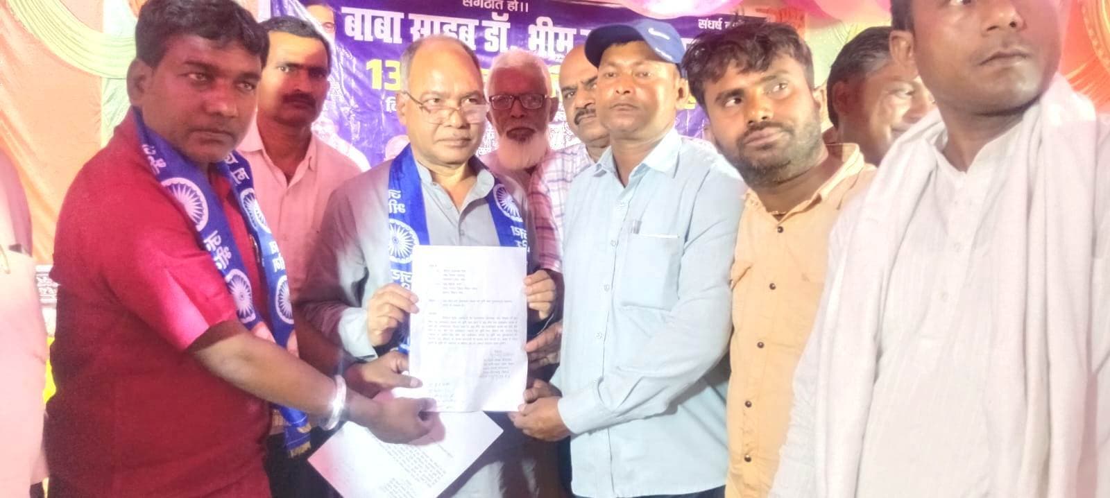 सांसद से की गयी शहर में बाबा साहेब की प्रतिमा और पुस्तकालय की मांग