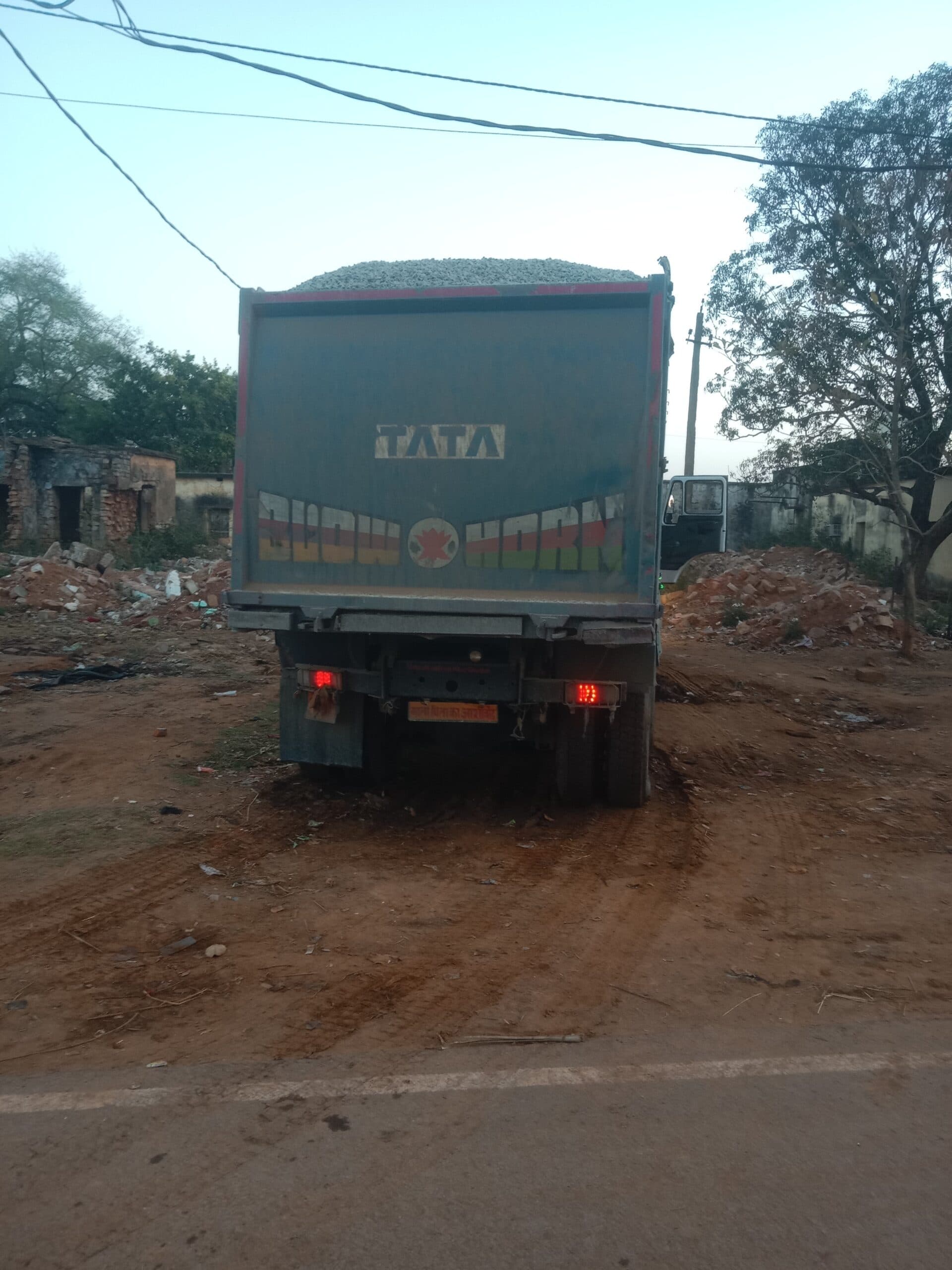 अधौरा में ओवरलोडेड वाहनों का बोलबाला, प्रशासन बना मूकदर्शक