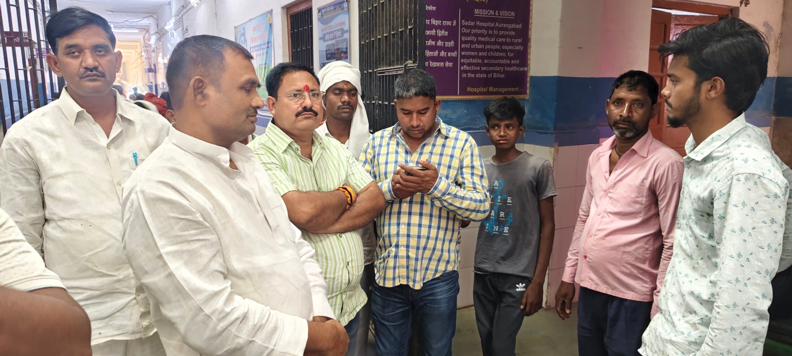 ऑटो व ट्रक की टक्कर में मासूम की मौत, 11 लोग घायल