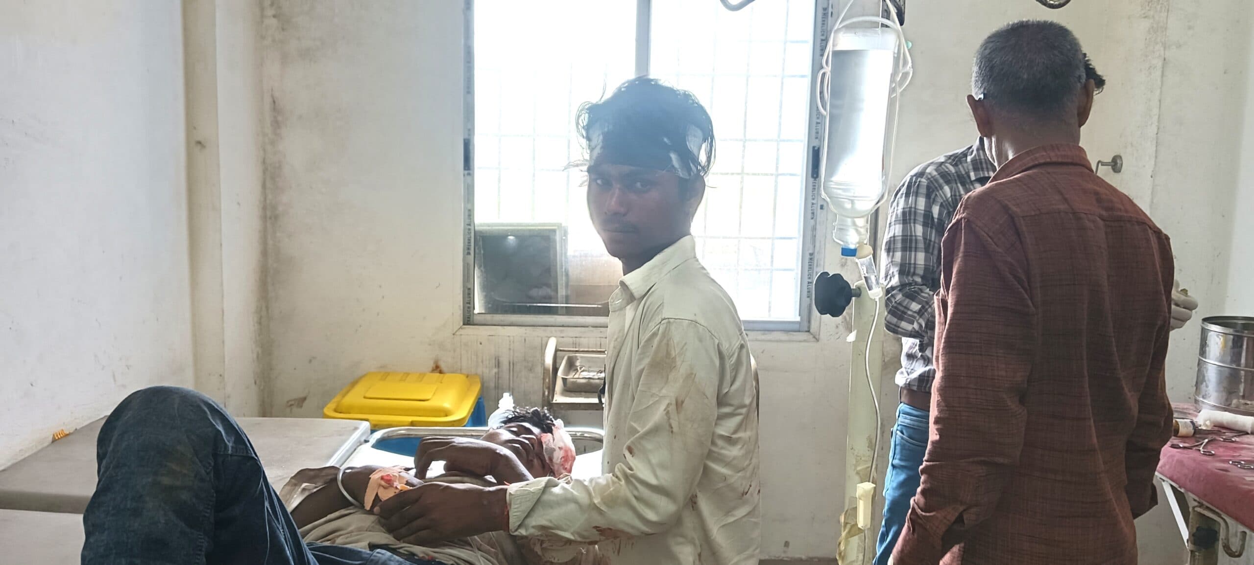 सड़क दुर्घटना में बाइक सवार दो युवक गंभीर रूप से घायल