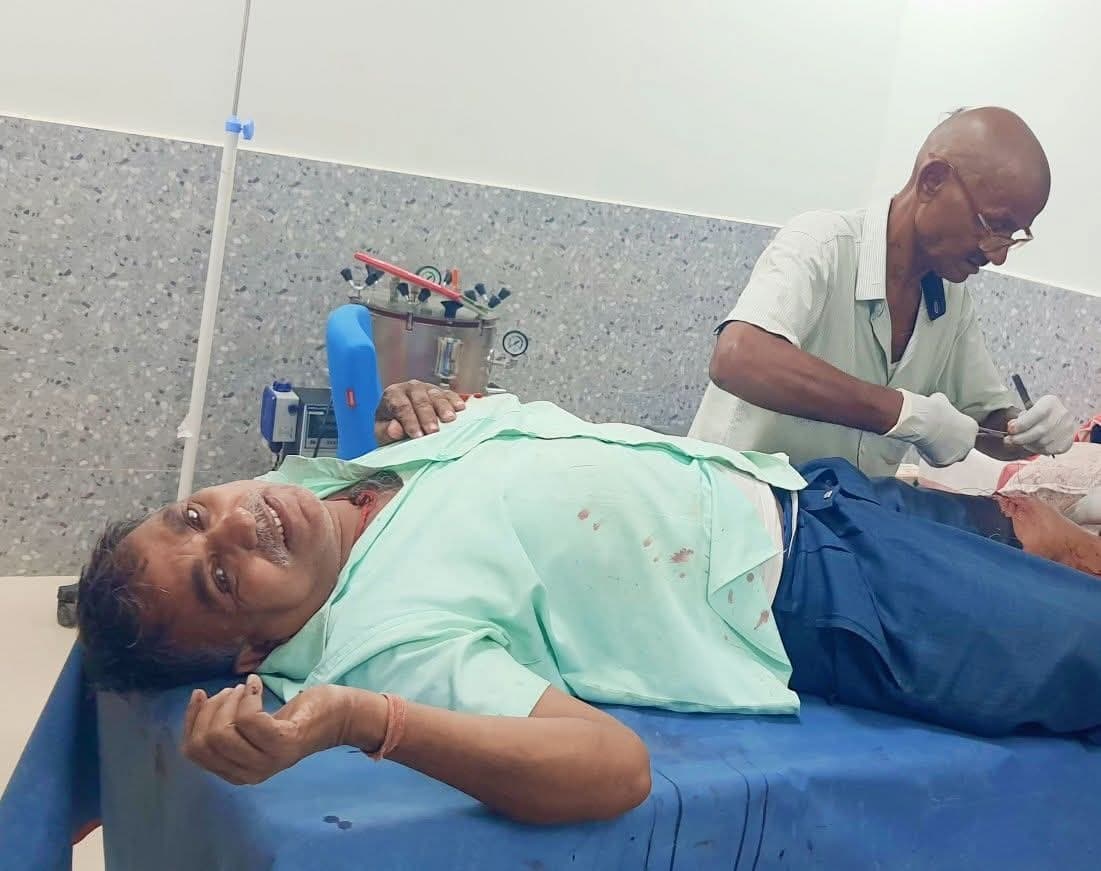 सड़क हादसे में दो लोग गंभीर रूप से घायल