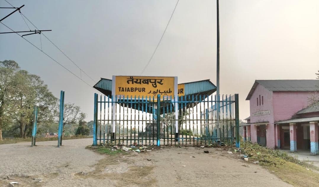 तैयबपुर हॉल्ट से इंटरसिटी एक्सप्रेस का ठहराव हटाने पर बढ़ा आक्रोश, आंदोलन की चेतावनी