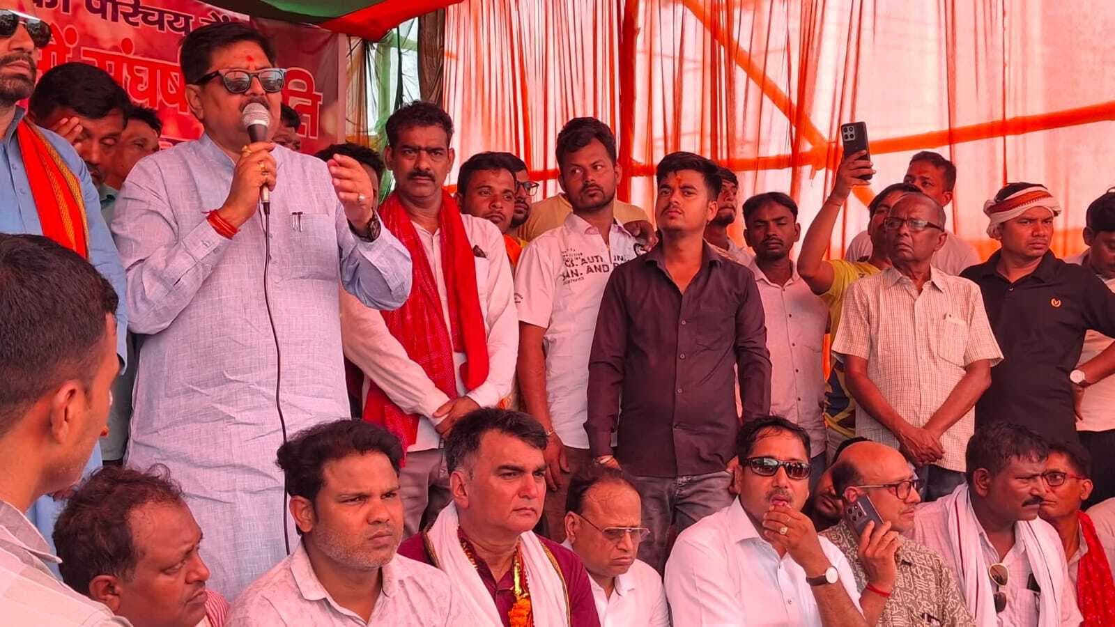 Dhanbad News : विधायक के धरने के समर्थन में अधिकांश दुकानें रहीं बंद